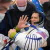 L'astronaute Frank Rubio est aidé lors de sa sortie du vaisseau spatial Soyouz.