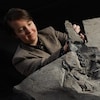 La paléontologue Natalia Jagielska et le spécimen fossilisé.