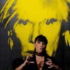 Nathalie Bondil parle devant une peinture d'Andy Warhol.