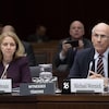 Nathalie Drouin et Michael Wernick, assis côte à côte avec des cartons indiquant leur nom devant eux, dans la salle du comité de la justice.