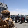 Des personnes évacuées à bord d'un bateau.