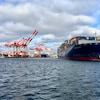 Un navire porte-conteneurs accoste au port d'Halifax.