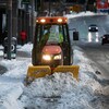 Un chasse-neige dans la rue de Toronto.