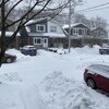 Une rue enneigée à Toronto.