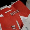 Des enveloppes rouges à l'effigie de Netflix, entremêlées d'autres lettres. 