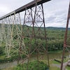 Le pont soutenu par une structure en acier enjambe une vallée.