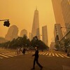 Le ciel est jaune au centre-ville de New York.