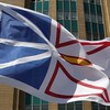 Le drapeau de Terre-Neuve-et-Labrador flotte devant le parlement provincial.