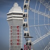 Une grande roue et la tour d'un casino sur fond de ciel bleu à Niagara Falls.