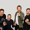 Les quatre membres du groupe posent sur fond blanc en criant. 