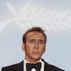 Nicolas Cage devant un logo du Festival de Cannes.