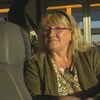 Nicole Couture assise sur le siège du conducteur dans un autobus scolaire