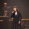 Nicole Martin chante devant un saxophoniste.