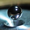 Une boule suspendue représente la minuscule cible du NIF remplie de deutérium et de tritium