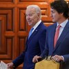 Joe Biden et Justin Trudeau discutent. 