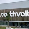 Vue extérieure d'une usine avec le logo de Northvolt.