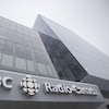 Vue en contre-plongée de la nouvelle Maison de Radio-Canada, le 11 février 2020.