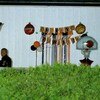 Des agents de police dans une cour extérieure décorée.