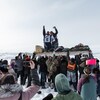 Photo de Willie Cain dont le traîneau est levé par des partisans.  