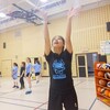 Une jeune joueuse de volleyball du Nunavik