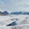 Une vue aérienne de montagnes et d'un glacier, dans l'Extrême-Nord du Nunavut, en juillet 2022.