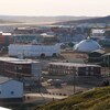 Vue d'ensemble du centre-ville d'Iqaluit en été.
