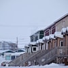Des maisons sur pilotis à Iqaluit, au Nunavut.