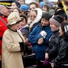 La reine rencontre des habitants d'Iqaluit lors de sa visite.