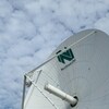Une coupole satellite avec le logo de Northwestel.