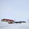 Une rue enneigée de Sanikiluaq.