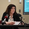 Karen Hogan, devant des micros, le 30 mai 2023, à Iqaluit, au Nunavut.