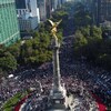 Une vue aérienne de la foule massée à Mexico.