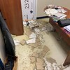 Des morceaux de plafond imbibés d'eau jonchent le sol d'un bureau de l'organisation de l'Océanic de Rimouski.
