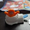 Un jouet représentant une petite figurine orange dans un igloo.