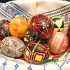 Des oeufs de Pâques peints selon la tradition ukrainienne sont déposés sur un morceau de tissu dans un panier.