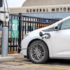 Une voiture électrique Chevrolet Volt est stationnée à une borne de recharge près du centre technique de General Motors du Canada à Markham, en Ontario, en 2018.