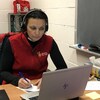 Stéphanie Hoarau répond à un appel de raccompagnement devant un ordinateur.