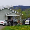 Les policiers de la Sûreté du Québec se trouvent devant une maison.