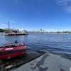 L'un des bateaux gonflables de l'équipe avec comme arrière-plan la rivière des Outaouais. 