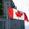 Le drapeau du Canada flotte devant l'Oratoire Saint-Joseph à Montréal. 