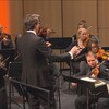 Le chef Jean-Michel Malouf dirige l'Orchestre symphonique du Saguenay-Lac-Saint-Jean pendant un concert. 