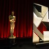 Une statuette des Oscars grand format est posée sur une scène.