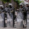 Des policiers en rangée dans la rue.