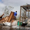 Un homme sauve ce qu'il peut des meubles de la maison de sa mère après le passage de l'ouragan Ida.