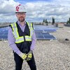 Owen O'connor devant un des panneaux solaire le 29 juin 2022.