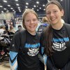Deux joueuses de volleyball se tiennent debout sur un terrain de jeu du RBC Convention Centre à Winnipeg. 