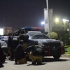 Des policiers se préparent à entrer dans le complexe.