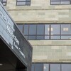 Le devant de l'édifice du palais de justice de Moncton, au Nouveau-Brunswick. 
