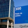 Affiche du palais de justice de Québec.