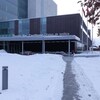 L'édifice du palais de justice avec de la neige au sol.